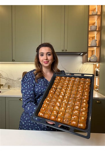 Tənbəl Paxlava Resepti Xəmir üçün \t•\t1 kq un - @doymak.az \t•\t1 ç.q duz \t•\t200 q əridilmiş kərə yağı \t•\t1 ç.q quru maya \t•\t2 x.q şəkər \t•\t1 paket vanilin \t•\t2 yumurta \t•\t1 yumurtanın ağı \t•\t200 q xama \t•\t1,5 stəkan süd Şərbət üçün \t•\t4 stəkan şəkər \t•\t3 stəkan su \t•\tBir neçə damcı limon suyu İçlik üçün \t•\t600 q qoz (rondodan keçirilmiş) \t•\t400 q şəkər \t•\t1 paket vanilin \t•\t1 x.q hil Hamısını qarışdırın. 160 dərəcədə bişiririk #paxlava #tənbəlpaxlavası #novruzbayr