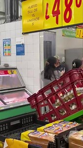 65K views · 668 reactions | Gente peleándose por el pollo en maxi pali  | Tiquicia Noticias | Facebook