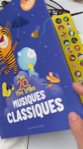 藝朵小花 Une Petite Fleur on Instagram: "《我最喜愛的20首古典樂》 Mes 20 plus belles musiques classiques 專為幼兒設計的法文互動音樂繪本，精選二十首經典古典音樂作品，引導孩子以直覺且親近的方式接觸古典樂。書中透過溫柔細緻的插畫，搭配內建聲音，讓孩子在翻閱書頁的同時，實際聆聽不同音樂片段，建立對旋律與音色的初步感受。 本書的設計兼顧閱讀與互動體驗，按壓聆聽的形式不僅提升孩子的專注力，也讓音樂自然融入閱讀過程之中。整體節奏平穩、不刺激，適合作為幼兒音樂啟蒙的入門讀物，亦非常適合親子共讀，在日常生活中培養孩子對音樂與藝術的感受力。 #有聲繪本 #立體繪本 #著色書"
