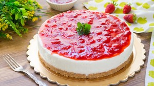 CHEESECAKE ALLE FRAGOLE🍓 Una torta senza cottura facilissima da preparare, impreziosita da una golosa salsa alle fragole😘 INGREDIENTI (per circa 8 porzioni)*** Per la base: 200 g biscotti secchi sbriciolati 100 g burro fuso Per la crema cheesecake: 500g formaggio bianco spalmabile 250ml panna fresca non zuccherata 125g Zucchero a velo 10g Gelatina in Fogli (corrispondono a 5 fogli di gelatina) 1 cucchiaino Estratto di Vanigliao 1 bustina di vanillinaI Per la salsa di fragole: 400g fragole 150g
