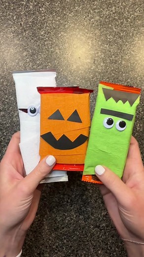 Let’s vamp up those candy bars for halloween shall we?! #giftwrappingideas #wrappingideas #halloween #diy #diyholidaycrafts