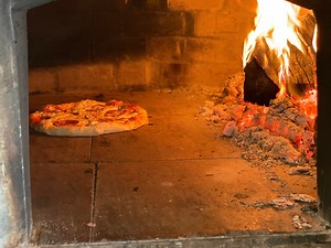 Dupa cum v-am promis am revenit cu reteta de PIZZA la cuptorul cu lemne. Aici vedeti cum se face cea mai buna PIZZA. Daca nu aveti cuptor pe lemne, cautati in youtube reteta lui Sebi, cum se face pizza acasa. Veniti si mancati #PIZZA #lasebiacasa Ingrediente: 1 kg faina 12% proteine 600 ml apa 2-3 gr drojdie proaspata Sare | La Sebi acasa