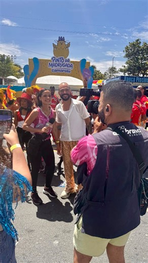 𝗖𝗮𝘁𝗮𝗿𝗶𝗻𝗮 𝗠𝗮𝗿𝘁𝗼𝗿𝗲𝗹𝗹𝗶 on Instagram: "A primeira entrada ao vivo do dia foi para o "É DE CASA". Mostramos a concentração do "Pinto da Madrugada" - o maior bloco à beira mar do mundo. Participação especial do nosso querido (alagoano) @edgama. . . Reportagem: @catarinamartorelli Imagens: @valmirinacio80 Produção executiva: @ccaladoo Coordenação de rede: @guilherme_lins Coordenação técnica: @deninho_ferreira Segurança da equipe: @neto.monge . . #carnaval #folia #tv #jornalismo #catar