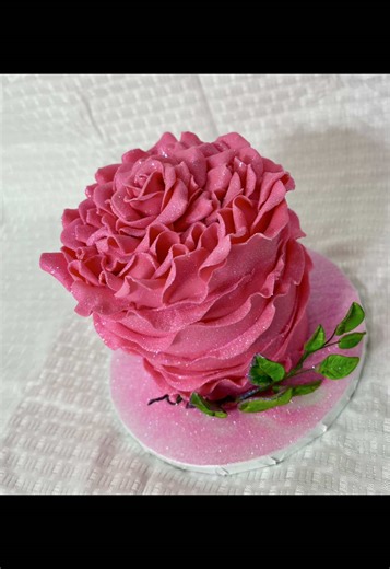 Full Bloom Rose Cake 🌹🩷 Hola, quiero compartirles el primer diseño del año… inspirado en una época llena de amor, “Valentine’s Day”. 💘✨ Cake en forma de una hermosa rosa en plena floración 🌹 Espero que lo disfruten y desde ahora les digo que viene taller para crear esta hermosa rosa… así que pendiente por que mañana anunció las fechas!!! 🫧✨ @destacar #miguelangelcakedesigner #rosecake #valentinecake #valentinescakes #cakedesign