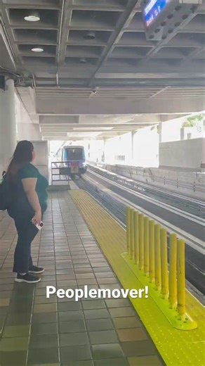 Miami peoplemover/metromover full loop arriving at goverment center