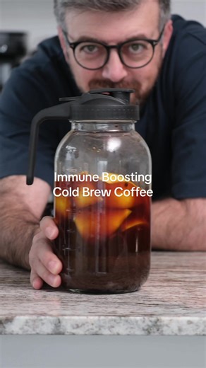 Turn your morning coffee into an immune-boosting winter shot ☕️❄️ Bold, cozy, and easy to make at home. Save this recipe for cold mornings. Recipe • 20 g fresh ginger, sliced • 1.5 lemons, sliced • 1/2 cinnamon stick • 110 g medium-roast coffee, medium-coarse grind • 10 whole black peppercorns • 1 tbsp honey • 750 ml room-temperature water How to make it Add everything to a mason jar or cold brew maker. Stir lightly. Let it sit 14 to 16 hours at room temperature. Filter with a coffee filter or c