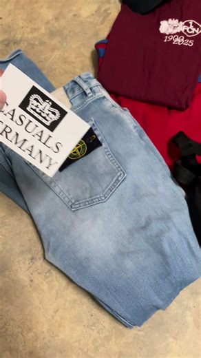 Gleiches Fit nur mit paar anderen sachen✌🏻🌹 Heute mal 2 Vid daher ich morgen Nd aktiv bin 😔 Die Casuals: Eine Bewegung, die in den 80ern begann 🔥. Fans von Liverpool, Manchester und anderen Clubs übernahmen ihre Kurven, schufen ihre eigene Atmosphäre und ignorierten die Regeln der Polizei 🚫. Sie trugen meistens: Farben, Schals, Markenklamotten 👕. Sie wollten nicht auffallen, sondern die Atmosphäre im Stadion und auf den Straßen bestimmen Heute sind die Casuals eine Legende, ein Symbol für 