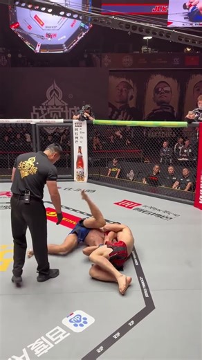 Bahezhuli Adelibayi submits his opponent with an anaconda choke!