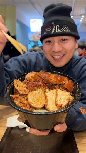 JUSTIN • NYC Food Storyteller & Artist on Instagram: "Everything I tried at the new “EAT UP!” Food Court was amazing and I can’t wait to come back to visit more vendor stalls (not all the stalls are open yet)! I visited Flushing’s 99 Ranch Market to check out their 15,000 square foot food hall with over 20 vendors. The vendors offer some lesser found and classic dishes from Taiwan, China, and Hong Kong. Here’s where I went: Stall 9 - Master Hong Noodle House: Their signature dish is their Northe