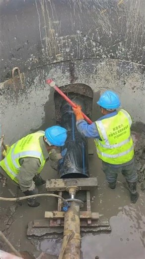 Underground pipe installation without excavation using the hydraulic jacking method.