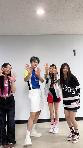 NEWJEANS HANNI 하니 on Instagram: "‌ᴥ︎ 220807 :･ﾟ 뉴진스 ‘Cookie’ Challenge w/ TXT Yeonjun ♡︎ ©️newjeans_official #NEWJEANS #HANNI #뉴진스 #하니 #ADOR #TXT"