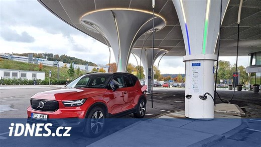 Tak velká nabíječka v Česku není. Prozkoumali jsme stanici pro 72 elektroaut - iDNES.cz