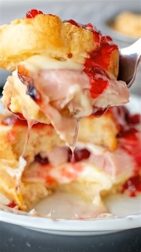 Which style wins your heart? 1️⃣, 2️⃣, or 3️⃣? Let me know! 👇 This Monte Cristo Breakfast Casserole is the easy recipe you need to try. Savory, sweet, and so cheesy. Ingredients : 1- Casserole : 1 loaf French bread, cut into 20 slices 2 tablespoon dijon mustard ½ lb deli ham slices ½ lb deli turkey slices ½ lb Swiss cheese slices 1 ½ cups milk 6 eggs 2 teaspoon sugar 2 teaspoon vanilla 2- Topping : ¼ cup unsalted butter, softened ½ cup brown sugar, packed ½ teaspoon cinnamon 3- Raspberry Sauce 