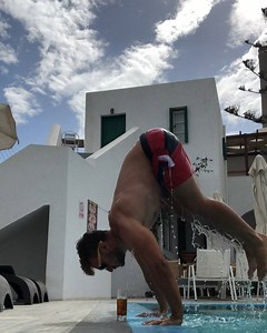 4.9K views · 330 reactions | Vždycky jsem to chtěl zkusit se takhle dostat z bazénu do stojky... 珞 Tak jsem se rovnou napil i toho cocktailu!  #handstand #swimmingpool pool #parkour #santorini #bazen #dovolena #cocktail | Tary | Facebook