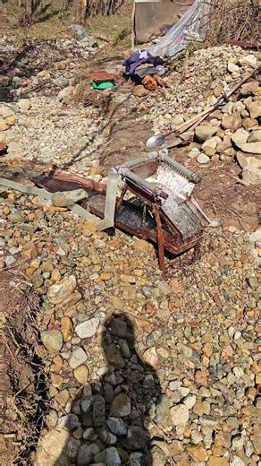 Incredible Discovery !! The Process of Finding High Amounts of Gold in the River #goldmining