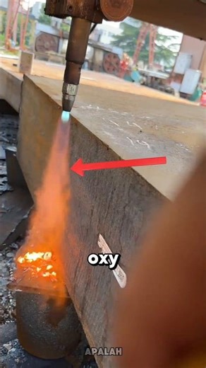 Memotong baja dengan menggunakan api super panas
