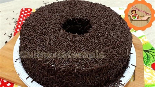 Bolo brigadeirão de chocolate gelado e molhadinho fácil e rápido