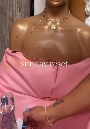 Sunday reset so the week doesn’t run me 😅 People always ask how I keep everything together with customs, installs, maintenance and orders… and honestly my biggest secret is keeping an organized plan instead of trying to “wing it.” Here’s my process 👇🏽 🗓️ I start with a schedule & visual plan I write everything out so I know what’s coming, what’s urgent, and what can wait. Seeing it on paper keeps me focused. 💇🏽‍♀️ I begin with simple, foundational tasks For me that’s organizing all upcomin