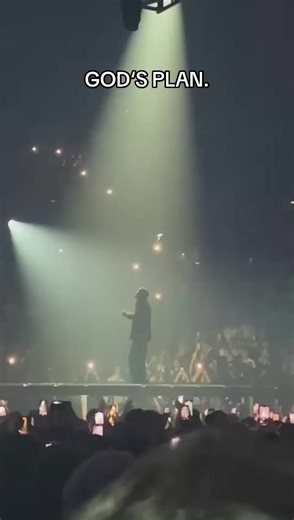 Drake performed God‘s Plan #drake #somespecialshows4eu #godsplan #drizzy #ovo