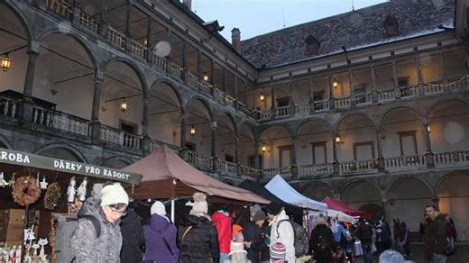 Památky v Královéhradeckém kraji ještě neusínají. Některé lákají i před svátky
