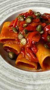 Me lo avete chiesto! Episodio 162 🫑 Pasta con sugo ai peperoni 🤤 ingredienti x2: 220g schiaffoni o paccheri 4 peperoni rossi e gialli corno (più digeribili) 300g di un ottima passata di pomodoro 1 spicchi d'aglio 1 peperoncino secco olio evo q.b. sale q.b. pepe q.b. 3 alici cucunci q.b. Buon Appetito!🍴 You asked for it! Episode 162 🫑 Pasta with bell pepper sauce 🤤 Ingredients for 2: 220g schiaffoni or paccheri 4 red and yellow corno peppers (easier to digest) 300g of excellent tomato purée 