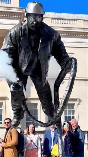 😱#livingstatue #silvermanstatueofficial