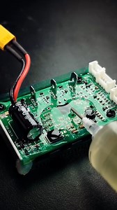 ما هي مادة Resin Encapsulation؟ 🛡️ ال Resin Encapsulation هي مادة تُستخدم لتغطية البوردات الإلكترونية بهدف حمايتها من العوامل الخارجية مثل الرطوبة، الغبار، والتآكل. تُشكل طبقة عازلة تحمي المكونات وتجعلها أكثر متانة وكفاءة. فوائدها الأساسية: 1. الحماية من البيئة: تمنع التلف الناتج عن الرطوبة والمواد الكيميائية. 2. العزل الكهربائي: تقلل من خطر القصر الكهربائي. 3. تقوية البورد: تحمي من الصدمات والاهتزازات. 4. تحسين التبريد: تساعد في توزيع الحرارة بشكل أفضل. هذه المادة تُستخدم في أجهزة التحكم، الأن