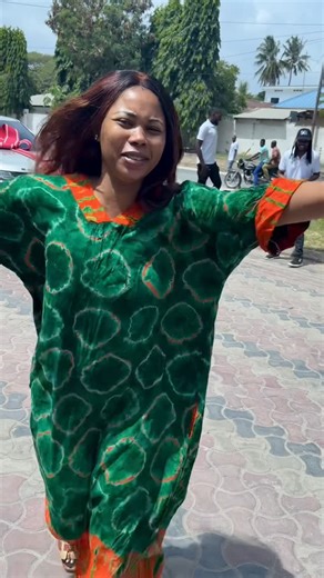 Baba Levo on Instagram: "HONGERA MKE WANGU MAMA RUBY @salma_mdoli 😂😂😂😂 😂😂HIVI NYIE MNAWEZAGAJE. KUWA SUPRISE WAKE ZENU MI NIMESTUKIWA MAPEEEMA😂😂😂🙏🙏 ASANTE SANA @fau_motors"