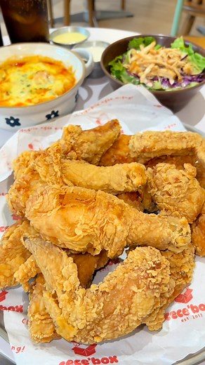 🌈 Theo chân Bông ăn ngon đi ăn gà ngon lành, rinh ảnh đẹp tại Tiệm gà quốc dân Cece'Box 🍗 Không chỉ "cưa đổ" Bông ăn ngon với gà ngon giòn nóng hổi mà Cece'Box còn giúp nàng rinh thêm ảnh xịn với siêu nhiều góc check in lung linh! Menu ngon lành với cheeseball, gà viên, gà xào cay phomai,... cùng các loại sốt cay, sốt BBQ, sốt mù tạt mật ong, sốt kem sẽ chiều mọi khẩu vị của các fen-iu đó nha! ✨ Fen-iu ghé tiệm ngay để thưởng thức gà ngon và rinh loạt ảnh đẹp về nhà nhé! ----------------------