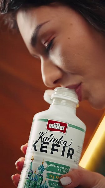 Gustul care transformă diminețile într-o rutină pentru starea ta de bine 💙 Oricum alegi să îl savurezi, Müller Kalinka Kefir, cu drojdie de chefir, îți completează ritualul de bine. ✨