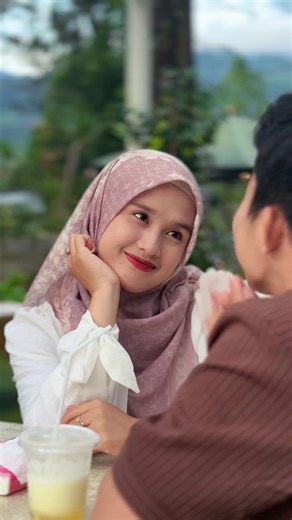 Pasangan Halal dan Momen Meleyot yang Menggemaskan
