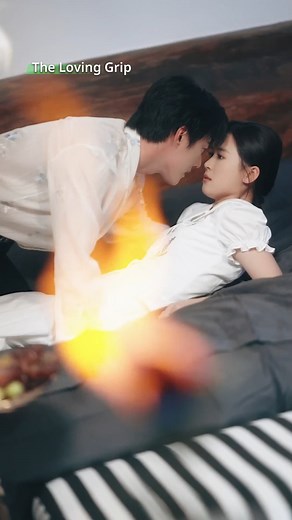 La toma en brazos y la besa con fuerza 😳 #iqiyi #thelovinggrip #zhaozhendong #zhaiyiying #cdrama #verticaldrama #shortdrama #mustwatch #dramachino #爱奇艺 #微剧 #凭爱意将她私有 #赵振栋 #翟一莹 | iQIYI Spanish