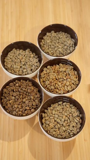 ¿Por qué los granos de café de especialidad son diferentes? En este caso, estos son granos de café verde que dependiendo del proceso de cada grano se verán de diferente color, pero lo importante es que todos son de especialidad y para que tu café salga de estos granos solo tienes que visitar santoamaro.es #granosdecafe #café #cafedeespecialidad | Café Santo Amaro