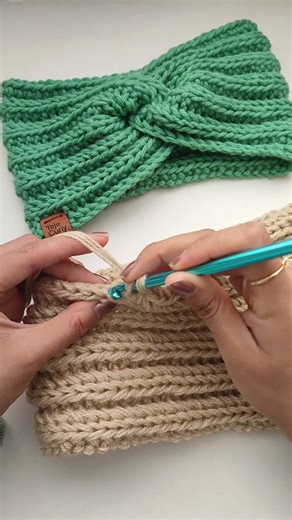 Solange Reátegui | TejeCurly 🧶 on Instagram: "✨🧶 Turbante tejido a crochet en punto espiga 🧶✨ Te enseño a tejer este bello turbante paso a paso en mi canal de YouTube 💻💛 Es un proyecto hermoso y práctico. 👉 Encuentra el link del tutorial en mi perfil Si lo tejes, no olvides etiquetarme para ver tu trabajo 🫶 ¿Te animas a hacerlo? ✨ #TurbanteTejido #CrochetLovers #tejidoacrochet♥️ #crochetperú #tejedorasdeinstagram"