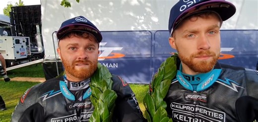 🏁 Isle of Man TT – Sidecar Race 2 Report 🏁💥 Double Double for the Crowes! 💥 Ryan & Callum Crowe have done it again! The Manx brothers completed a perfect fortnight on the Mountain Course with victory in Race 2 of the 3Wheeling.Media Sidecar TT, making it four wins in a row at the Isle of Man TT! 🏆🏆🏆🏆 Blasting to a lap speed of 120.17mph on the final circulation, the Crowes laid down a masterclass in sidecar racing — smooth, fast, and in complete control from start to finish. Their race t
