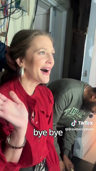 Cyndi Lauper vs. Drew Barrymore Singing Battle: Who's the Best?