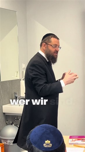Ich war am ersten Schultag bei den Kindern in der Schule und wir haben über Paraschat Schemot gesprochen. Über zwei Gefahren für unser Judentum: eine von außen..Antisemitismus. und eine von innen..Assimilation. Unsere Botschaft an die Kinder war klar: Integration heißt nicht, die eigene Identität zu verlieren. Wir bleiben stark, wenn wir wissen, wer wir sind durch Torah, Mitzwot und gelebte Jiddischkeit. Das ist unsere Quelle. Und ohne Quelle kann man nicht leben. Einen wunderbaren Start für all