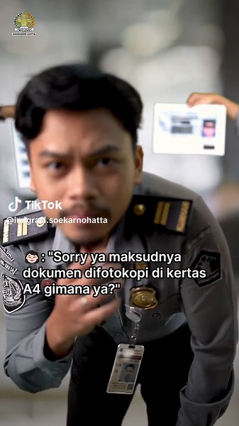 INI BARU BENER! ✅️✅️✅️ Sahabat Mido pasti banyak menemui kebingungan ketika mempersiapkan berkas fotokopi KTP untuk permohonan paspor. 🤔 Jadi, posisi yang benar adalah fotokopi KTP sesuai dengan ukuran aslinya berada di lembar A4! Bukan difotokopi sebesar ukuran lembar A4 ataupun difotokopi banyak memenuhi satu lembar A4 ya! 🫰 #KemenkumhamRI #KumhamPASTI #KanwilKumhamDKIJakarta #Passport #Paspor #Immigration #Imigrasi #SoekarnoHatta #PastiWBBM #GerbangNegaraAmanahKami