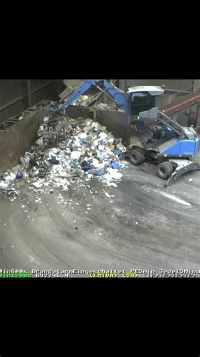 In Recyclingbetrieben kommt es immer häufiger zu gefährlichen Bränden. Die Ursache sind oft Lithium-Ionen-Akkus, die fälschlicherweise im Hausmüll, in der Gelben Tonne oder im Papiermüll entsorgt werden. Bei mechanischer Belastung in Sammelfahrzeugen oder Sortieranlagen können sich diese Akkus schlagartig entzünden. Diese Gegenstände dürfen niemals in den normalen Abfall: Einweg-E-Zigaretten (Vapes) Solarlampen Elektrokleingeräte (z. B. Powerbanks, Smartphones) Richtige Entsorgung: Akkus und Ger