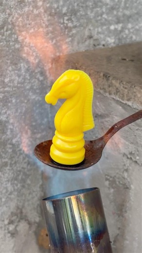 1000°C vs Plastic Horse Extreme Melting!