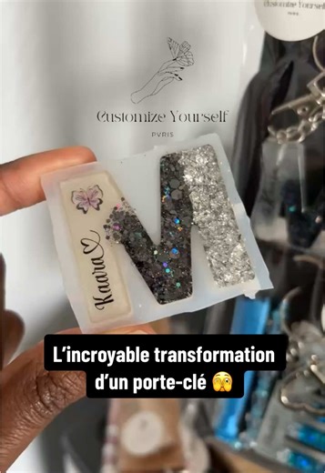 Quand tu penses que c’est raté… mais qu’en fait c’est une pépite ! Chaque création a son petit moment de doute, mais la magie opère toujours à la fin. Découvre le avant/après de ce porte-clé fait main, de la résine brute à l’élégance finale… Tu valides le résultat ? #porteclé #faitmains #résineart #transformationvideo #avantapres #faitavecamour #créationunique #tiktokarts #resinartfrance #cadeauunique #cadeauoriginal #petitprix #petitbudget