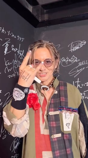 CDTV♪TBSテレビ | #CDTVライブライブ インスタ限定！激レア★サインムービー配信中 「ロックよ静かに流れよ」「HEAVY LOVE」を披露していただきました！ 伝説の名曲&最新曲と豪華なライブ🎶 力強い歌声とまっすぐな歌詞が響きました👊✨✨ #RockonSocialClub のみなさん... | Instagram