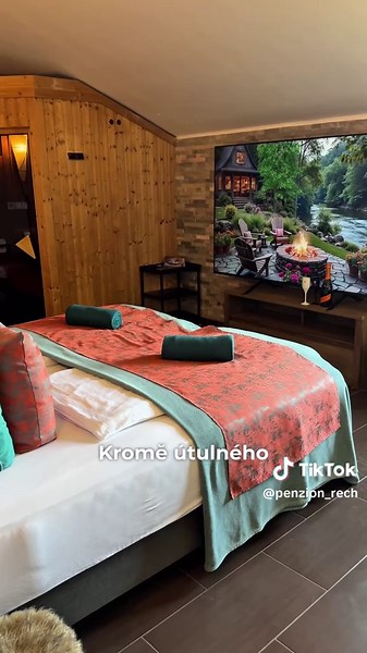 Apartmá Sedmička má prostě všechno. ❤️ Kromě soukromé vyhlídkové terasy si můžete užít vířivku a saunu přímo na pokoji. ✨ Můžete si tak dopřát pořádný relax v naprostém soukromí. 🧖‍♀️ #penzionrech #penzion #ubytovani #ubytovaninamorave #kamvcesku #moravskykras #wellness #wellnesspobyt