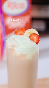 🥤✨ Power Shake Rica 💪🍫 Un batido lleno de sabor y energía para tu merienda favorita. Ingredientes: • 🥛 Choco Rica (al gusto, para la base chocolatosa) • 🍨 Rigurt Rica de vainilla (congelado) • 🥛 Crema de Leche Rica • 🍪 Galleticas trituradas (para el crocante) • 🍓 Fresas frescas • 🍌 Banana Preparación: 1. 🥤 Vierte Choco Rica en la licuadora. 2. ➕ Agrega el Rigurt Rica de vainilla congelado. 3. 🍪 Incorpora las galleticas trituradas. 4. ⚙️ Licúa hasta obtener una mezcla cremosa y uniform