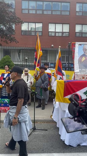 “Shame on Communist China!”Tons of Tibetans gathered outside of the Chinese consulate in Toronto (which closed early out of fear that their staff would learn the truth about the CCP) to protest the new law on “ethnic unity”.More proof that in practice, communism is the racist and imperialist ideology in the world.