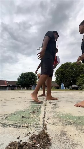 SVK Urumi Melam is a group of four talented young school boys from Yong Peng, Johor, who are making waves online. Their unique sound and energetic performances have captured the attention of social media users everywhere. What sets them apart is their creativity. The boys craft their own urumi instruments using everyday items like cat pails, buckets, and tins. This DIY approach not only shows their resourcefulness but also adds a fresh, raw vibe to their music. Despite their young age, their per