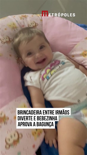 👶 EITA COMO SE DIVERTE 💕 Uma bebê aproveitou um momento de #brincadeira radical com seu irmão mais velho, que a puxava de #hoverboard enquanto ela estava deitada em um cobertor com um travesseiro. A cena arrancou risadas e sugestões inusitadas dos #internautas.