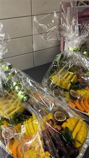 Bismillah. A beautifully prepared fruit tray, thoughtfully cut, styled, and presented for a special occasion. Fresh, simple, and designed to complement moments worth celebrating. From intimate gatherings to larger events, The AfriTable creates effortless hosting experiences. Alhamdulillah. Let us set your table. #cateringbusiness #luxuryfood #halalfood #eventcatering #foodtok