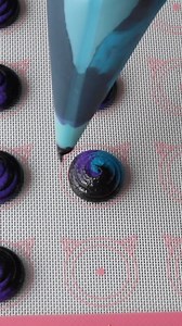 These Galaxy Macarons are black, blue and purple, with a silver shimmer sparkle! They are perfect for a celebration, because they are super special and pretty! 💜 Check out this amazing recipe here: https://www.piesandtacos.com/galaxy-macarons/ | Pies and Tacos