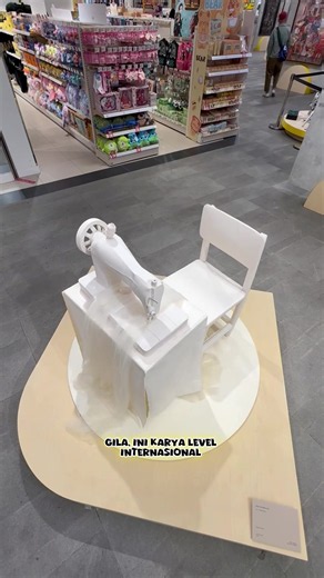 Datang ke exhibition MR.D.I.Y. Art Competition Regional 2026 pakai outfit aksesori DIY dari clay ✨ Experience, karya, dan event-nya unik banget dan out of the box! Apalagi exhibition-nya ada langsung di dalam MR.D.I.Y., jadi bisa sekalian explore karya dan belanja. Gas liburan ini, belanja sambil lihat pameran seni di: 📍 MR.D.I.Y. Lotte Mall Jakarta, Lt. 2 🗓️ 7 - 21 Oktober 2026
